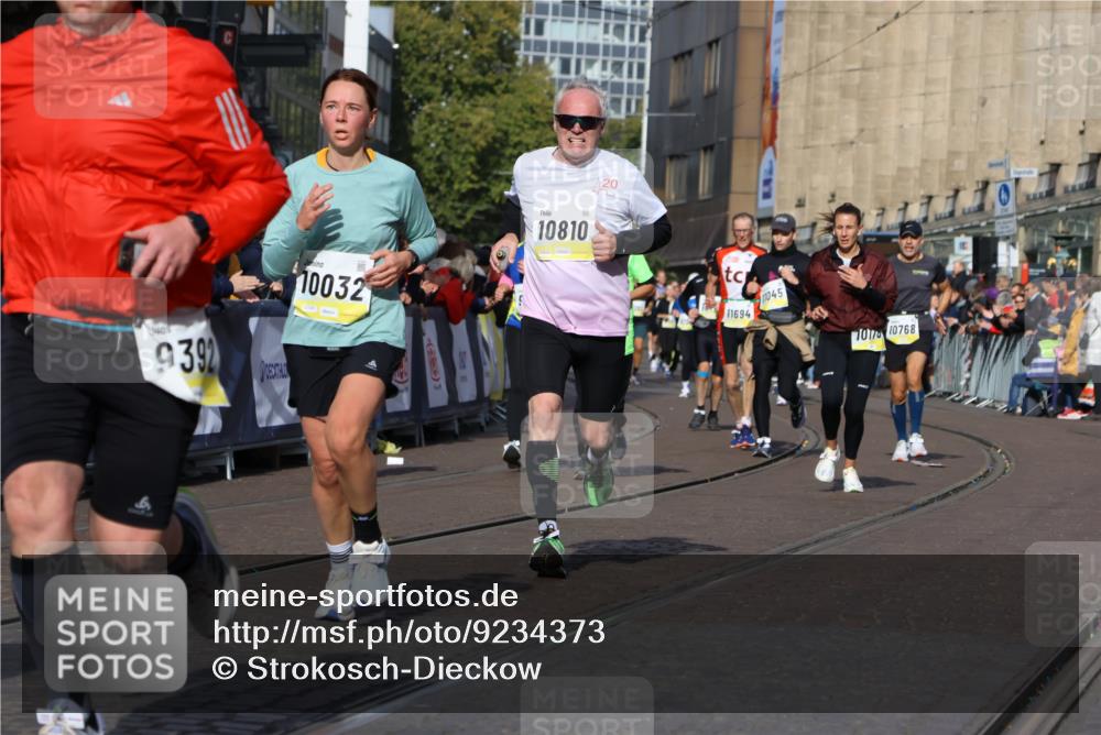 05.10.2025 - 20. swb-Marathon Bremen Strokosch-Dieckow http://msf.ph/oto/9234373 05.10.2025 10:54:28 Ziel 9367, 9392, 9633, 10032, 10097, 10178, 10296, 10768, 10810, 11045, 11089, 11271 meine-sportfotos.de