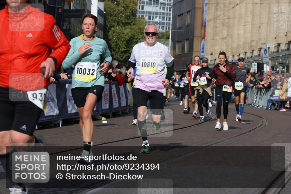 05.10.2025 - 20. swb-Marathon Bremen Strokosch-Dieckow http://msf.ph/oto/9234394 05.10.2025 10:54:28 Ziel 9367, 9392, 9633, 10032, 10097, 10178, 10296, 10768, 10810, 11045, 11089, 11271 meine-sportfotos.de