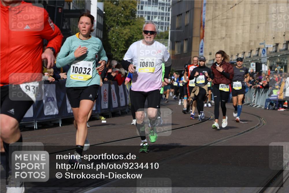 05.10.2025 - 20. swb-Marathon Bremen Strokosch-Dieckow http://msf.ph/oto/9234410 05.10.2025 10:54:28 Ziel 9367, 9392, 9633, 10032, 10097, 10178, 10296, 10768, 10810, 11045, 11089, 11271 meine-sportfotos.de