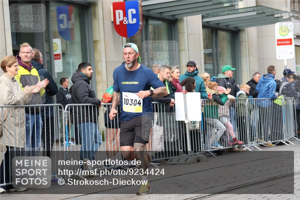 05.10.2025 - 20. swb-Marathon Bremen Strokosch-Dieckow http://msf.ph/oto/9234424 05.10.2025 10:43:23 Ziel 9170, 9270, 9545, 10304, 10559, 11683, 9170, 9270, 9545, 10304, 10559, 11683 meine-sportfotos.de