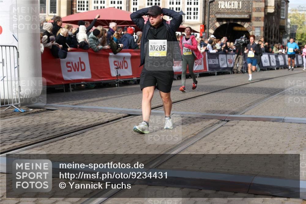 05.10.2025 - 20. swb-Marathon Bremen Yannick Fuchs http://msf.ph/oto/9234431 05.10.2025 11:04:11 Ziel 7123, 9275, 9398, 10205, 10551, 11183, 11609, 11611 meine-sportfotos.de