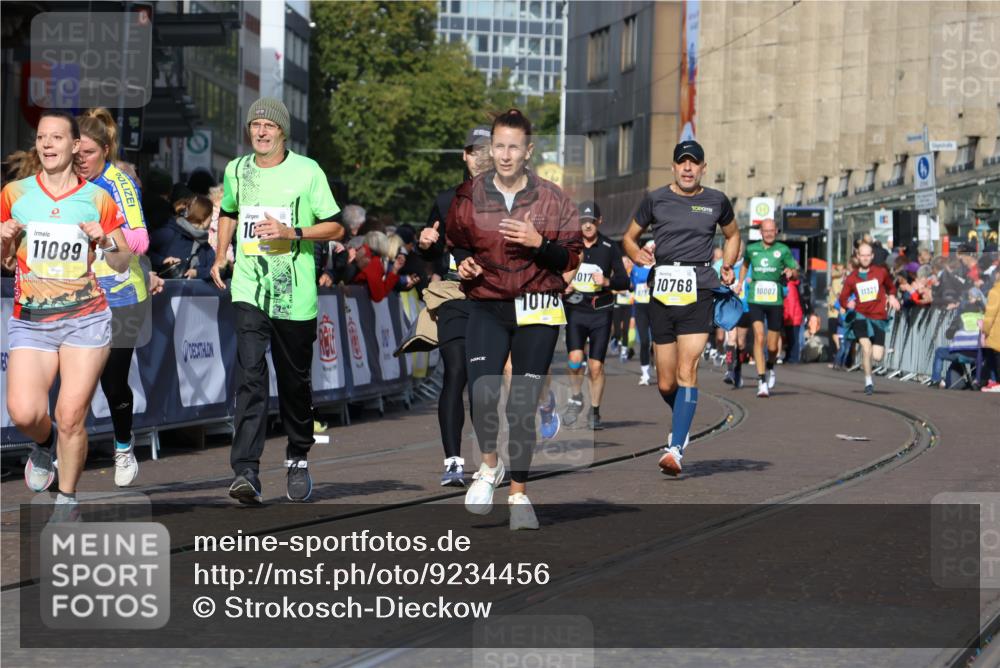 05.10.2025 - 20. swb-Marathon Bremen Strokosch-Dieckow http://msf.ph/oto/9234456 05.10.2025 10:54:31 Ziel 9367, 9392, 9633, 10032, 10174, 10178, 10296, 10768, 10810, 11045, 11089, 11321, 11694 meine-sportfotos.de