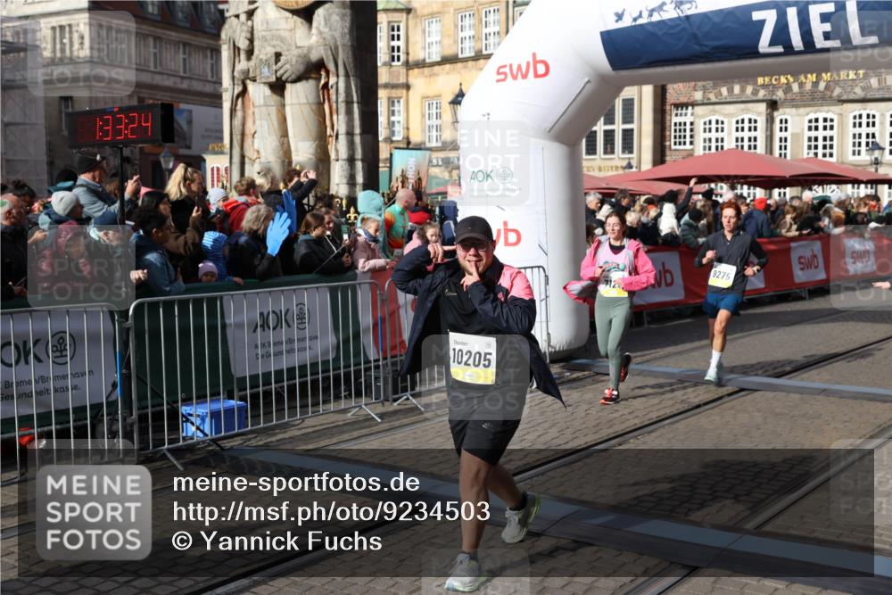 05.10.2025 - 20. swb-Marathon Bremen Yannick Fuchs http://msf.ph/oto/9234503 05.10.2025 11:04:13 Ziel 7123, 7789, 9275, 9398, 10205, 10551, 11183, 11609, 11611 meine-sportfotos.de