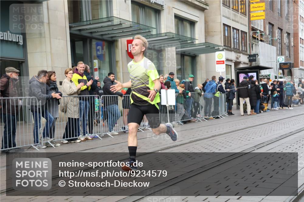 05.10.2025 - 20. swb-Marathon Bremen Strokosch-Dieckow http://msf.ph/oto/9234579 05.10.2025 10:43:37 Ziel 9170, 9270, 9614, 9865, 9919, 10351, 10559, 10649, 10652, 10780, 11256, 11316, 11503, 11683, 9170, 9270, 9614, 9865, 9919, 10351, 10559, 10649, 10652, 10780, 11256, 11316, 11503, 11683 meine-sportfotos.de