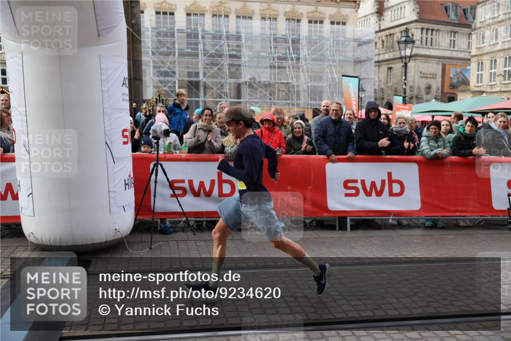 05.10.2025 - 20. swb-Marathon Bremen Yannick Fuchs http://msf.ph/oto/9234620 05.10.2025 10:35:19 Ziel 10476, 11443 meine-sportfotos.de