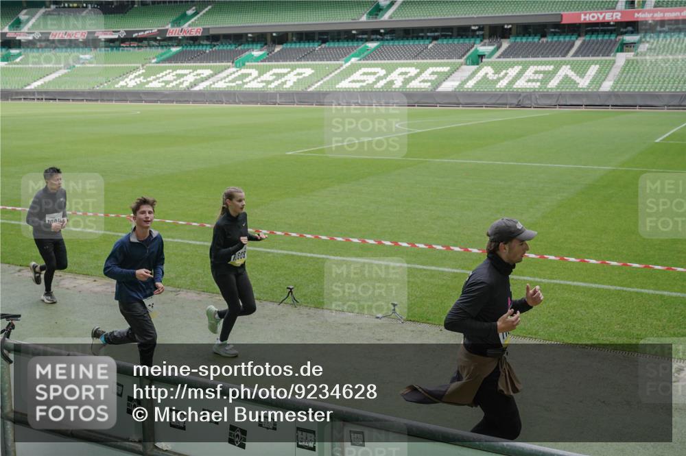 05.10.2025 - 20. swb-Marathon Bremen Michael Burmester http://msf.ph/oto/9234628 05.10.2025 10:32:04 Laufen im Stadion 7193, 8118, 8326, 8333, 8888, 9172, 9176, 9196, 9226, 9256, 9313, 9415, 9427, 9436, 9439, 9506, 9581, 9621, 9701, 9776, 9807, 9834, 9868, 9871, 9903, 9956, 9957, 9985, 10014, 10019, 10020, 10029, 10038, 10057, 10064, 10075, 10128, 10206, 10215, 10222, 10226, 10242, 10262, 10279, 10296, 10310, 10327, 10335, 10369, 10460, 10468, 10616, 10655, 10662, 10668, 10698, 10719, 10743, 10785, 7251, 9004, 9252, 9267, 9287, 9337, 9431, 9457 meine-sportfotos.de
