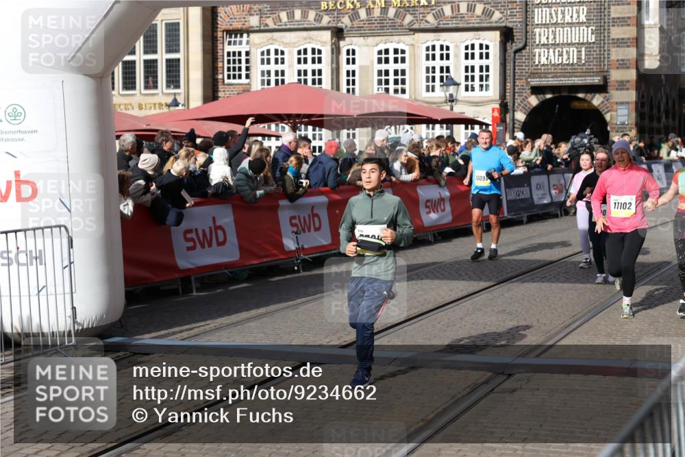 05.10.2025 - 20. swb-Marathon Bremen Yannick Fuchs http://msf.ph/oto/9234662 05.10.2025 11:04:16 Ziel 7123, 7789, 9275, 9398, 10098, 10205, 10551, 10853, 11001, 11077, 11102, 11611, 11685 meine-sportfotos.de