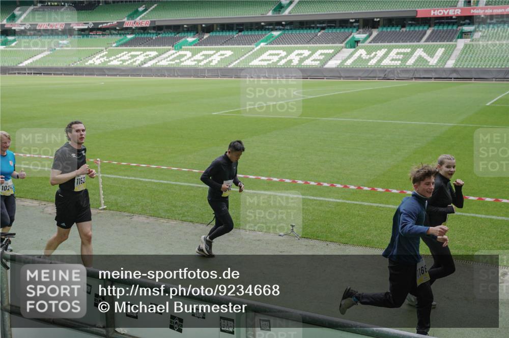 05.10.2025 - 20. swb-Marathon Bremen Michael Burmester http://msf.ph/oto/9234668 05.10.2025 10:32:05 Laufen im Stadion 7193, 8118, 8326, 8333, 8888, 9172, 9176, 9196, 9226, 9256, 9284, 9313, 9415, 9427, 9436, 9439, 9506, 9517, 9581, 9621, 9701, 9776, 9807, 9830, 9834, 9868, 9871, 9903, 9956, 9957, 9985, 10014, 10019, 10020, 10029, 10038, 10057, 10064, 10075, 10128, 10206, 10215, 10222, 10226, 10242, 10262, 10279, 10296, 10310, 10327, 10335, 10369, 10460, 10468, 10616, 10655, 10662, 10668, 10698, 10719, 10743, 10785, 7251, 9004, 9252, 9267, 9287, 9337, 9431, 9457 meine-sportfotos.de