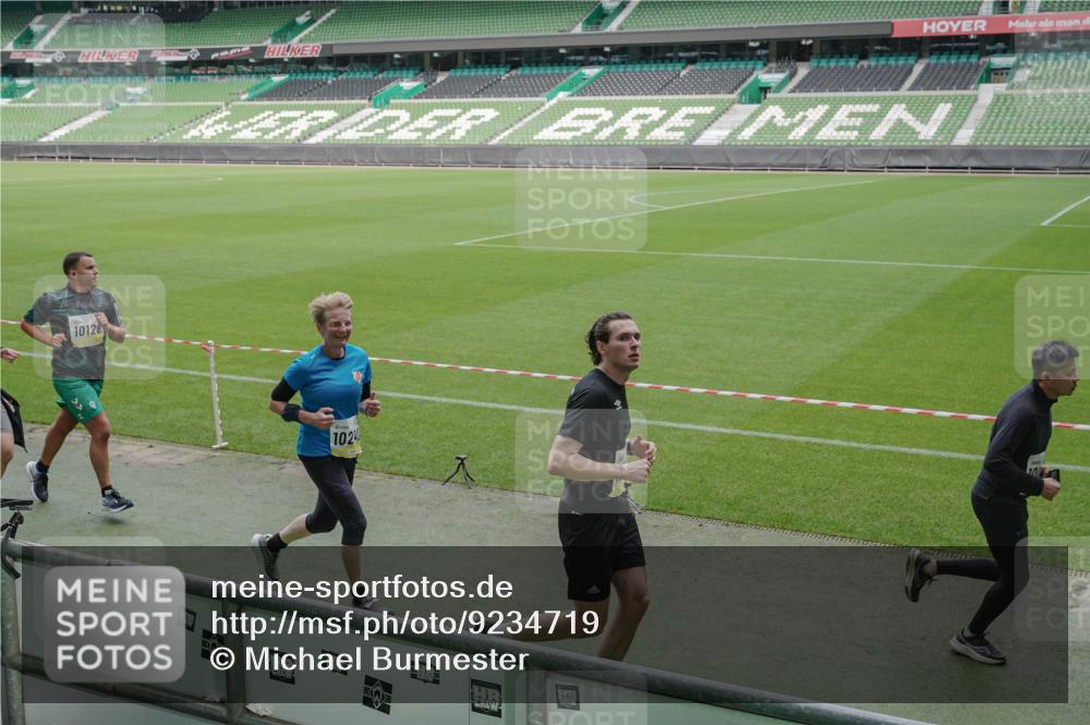 05.10.2025 - 20. swb-Marathon Bremen Michael Burmester http://msf.ph/oto/9234719 05.10.2025 10:32:06 Laufen im Stadion 7193, 8118, 8326, 8333, 8888, 9172, 9176, 9196, 9226, 9256, 9268, 9284, 9313, 9415, 9427, 9436, 9439, 9506, 9517, 9581, 9621, 9701, 9776, 9807, 9830, 9834, 9868, 9871, 9903, 9956, 9957, 9985, 10014, 10019, 10020, 10029, 10038, 10057, 10064, 10075, 10128, 10206, 10215, 10222, 10226, 10242, 10262, 10296, 10310, 10327, 10335, 10369, 10460, 10468, 10616, 10655, 10662, 10668, 10698, 10719, 10743, 10785, 7251, 9004, 9252, 9267, 9287, 9337, 9431, 9457 meine-sportfotos.de