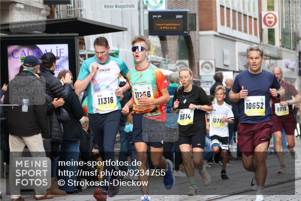 05.10.2025 - 20. swb-Marathon Bremen Strokosch-Dieckow http://msf.ph/oto/9234755 05.10.2025 10:43:47 Ziel 9170, 9614, 9865, 9919, 10044, 10348, 10351, 10649, 10652, 10780, 10816, 11256, 11316, 11503, 11645, 11648, 11659, 11683, 9170, 9614, 9865, 9919, 10044, 10348, 10351, 10649, 10652, 10780, 10816, 11256, 11316, 11503, 11645, 11648, 11659, 11683 meine-sportfotos.de
