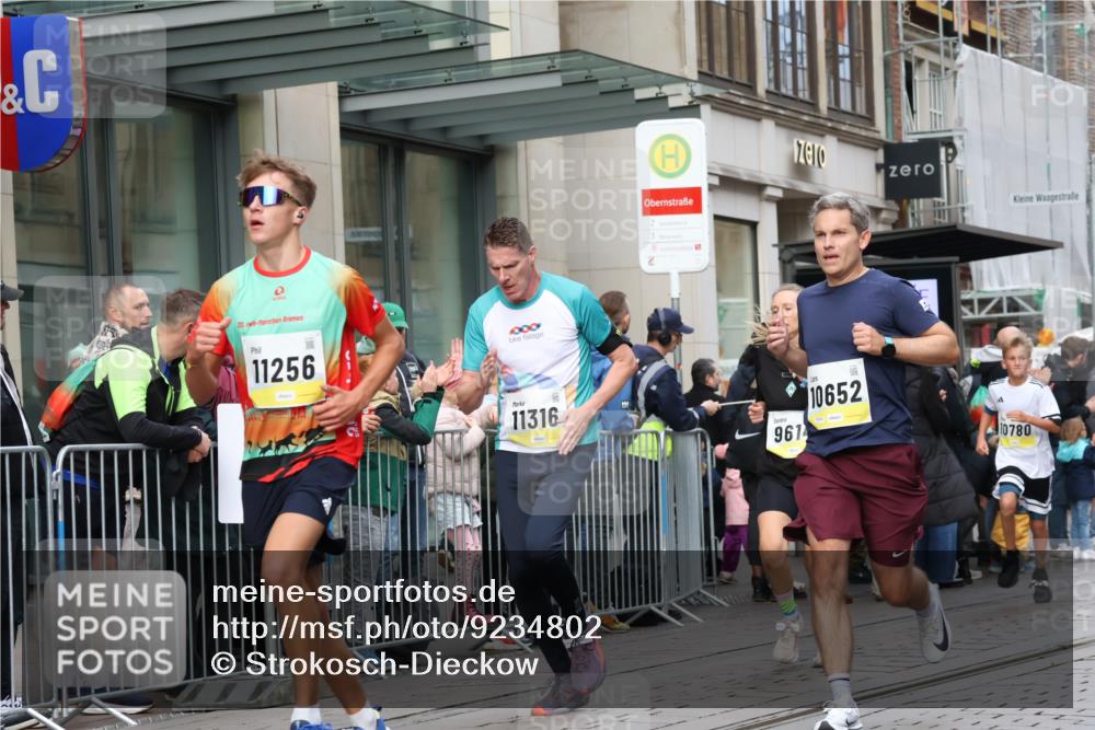 05.10.2025 - 20. swb-Marathon Bremen Strokosch-Dieckow http://msf.ph/oto/9234802 05.10.2025 10:43:49 Ziel 9614, 9865, 9919, 10044, 10348, 10351, 10649, 10652, 10780, 10816, 11256, 11316, 11503, 11645, 11648, 11659, 9614, 9865, 9919, 10044, 10348, 10351, 10649, 10652, 10780, 10816, 11256, 11316, 11503, 11645, 11648, 11659 meine-sportfotos.de