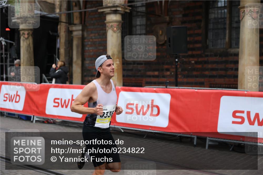 05.10.2025 - 20. swb-Marathon Bremen Yannick Fuchs http://msf.ph/oto/9234822 05.10.2025 10:35:28 Ziel 9336 meine-sportfotos.de