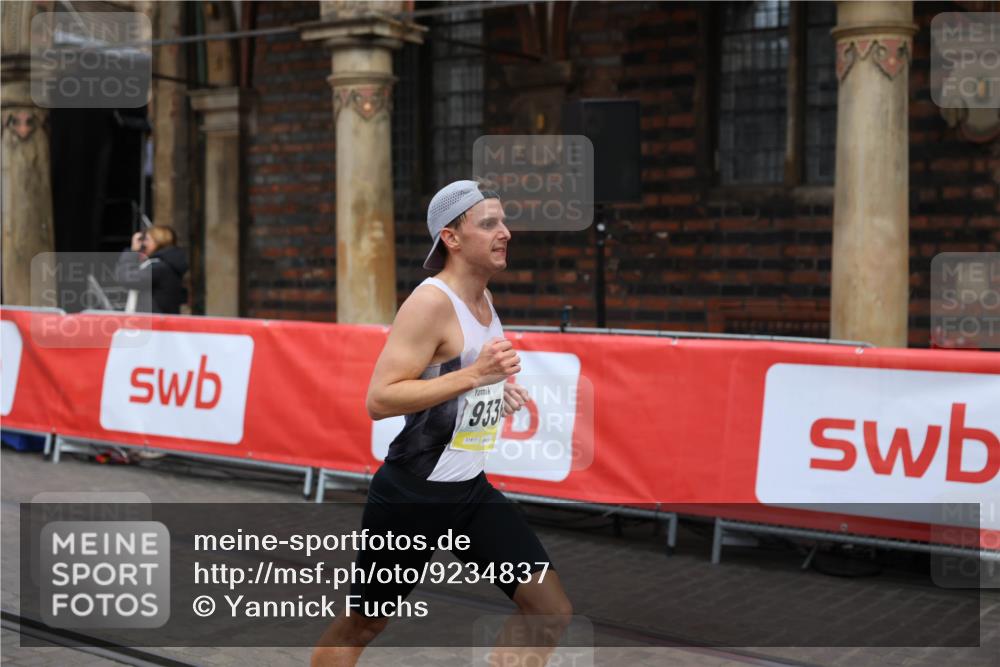 05.10.2025 - 20. swb-Marathon Bremen Yannick Fuchs http://msf.ph/oto/9234837 05.10.2025 10:35:29 Ziel 9336 meine-sportfotos.de