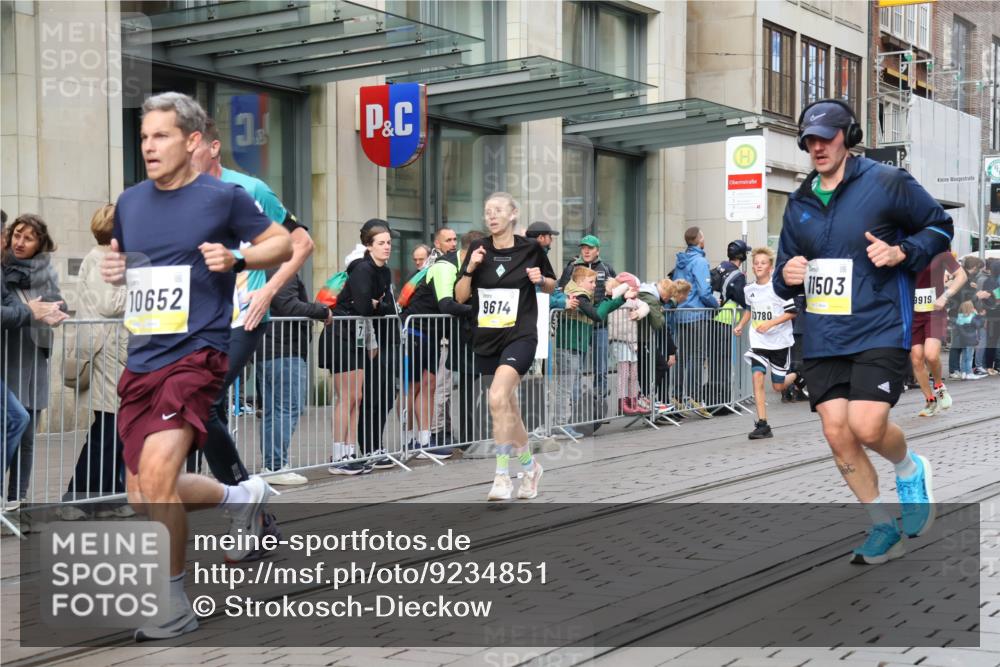 05.10.2025 - 20. swb-Marathon Bremen Strokosch-Dieckow http://msf.ph/oto/9234851 05.10.2025 10:43:51 Ziel 9614, 9919, 10044, 10348, 10351, 10649, 10652, 10666, 10780, 10816, 11316, 11503, 11645, 11648, 11659, 9614, 9919, 10044, 10348, 10351, 10649, 10652, 10666, 10780, 10816, 11316, 11503, 11645, 11648, 11659 meine-sportfotos.de