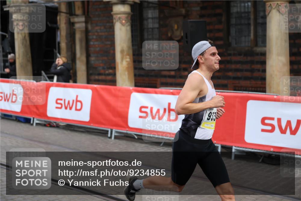 05.10.2025 - 20. swb-Marathon Bremen Yannick Fuchs http://msf.ph/oto/9234855 05.10.2025 10:35:29 Ziel 9336 meine-sportfotos.de