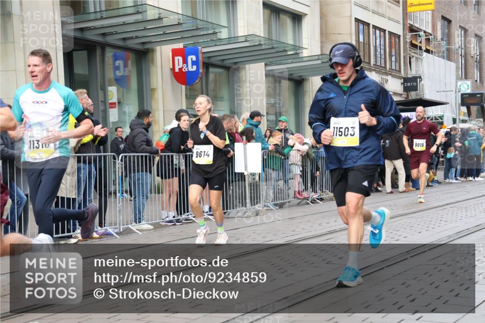 05.10.2025 - 20. swb-Marathon Bremen Strokosch-Dieckow http://msf.ph/oto/9234859 05.10.2025 10:43:51 Ziel 9614, 9919, 10044, 10348, 10351, 10649, 10652, 10666, 10780, 10816, 11316, 11503, 11645, 11648, 11659, 9614, 9919, 10044, 10348, 10351, 10649, 10652, 10666, 10780, 10816, 11316, 11503, 11645, 11648, 11659 meine-sportfotos.de