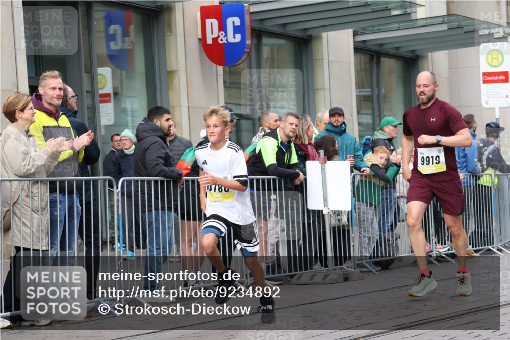 05.10.2025 - 20. swb-Marathon Bremen Strokosch-Dieckow http://msf.ph/oto/9234892 05.10.2025 10:43:52 Ziel 9614, 9919, 10044, 10348, 10351, 10649, 10652, 10666, 10780, 10816, 11316, 11503, 11645, 11648, 11659, 9614, 9919, 10044, 10348, 10351, 10649, 10652, 10666, 10780, 10816, 11316, 11503, 11645, 11648, 11659 meine-sportfotos.de