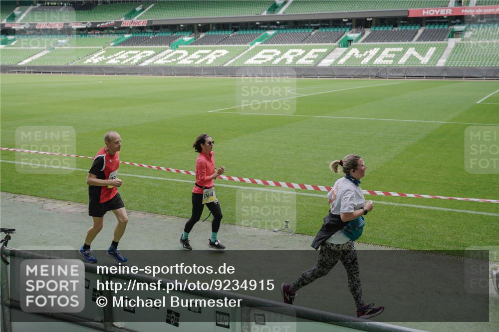 05.10.2025 - 20. swb-Marathon Bremen Michael Burmester http://msf.ph/oto/9234915 05.10.2025 10:32:15 Laufen im Stadion 7165, 7193, 8118, 8326, 8333, 8888, 9176, 9226, 9238, 9256, 9268, 9284, 9313, 9415, 9427, 9436, 9439, 9456, 9514, 9517, 9581, 9621, 9701, 9776, 9807, 9830, 9834, 9868, 9871, 9903, 9956, 9957, 9985, 10014, 10019, 10020, 10029, 10038, 10057, 10064, 10075, 10128, 10206, 10215, 10226, 10242, 10262, 10296, 10310, 10327, 10335, 10369, 10385, 10388, 10416, 10460, 10468, 10487, 10616, 10662, 10719, 10785, 7251, 9004, 9172, 9196, 9252, 9287, 9337, 9431, 9457, 9506, 9903, 10222 meine-sportfotos.de