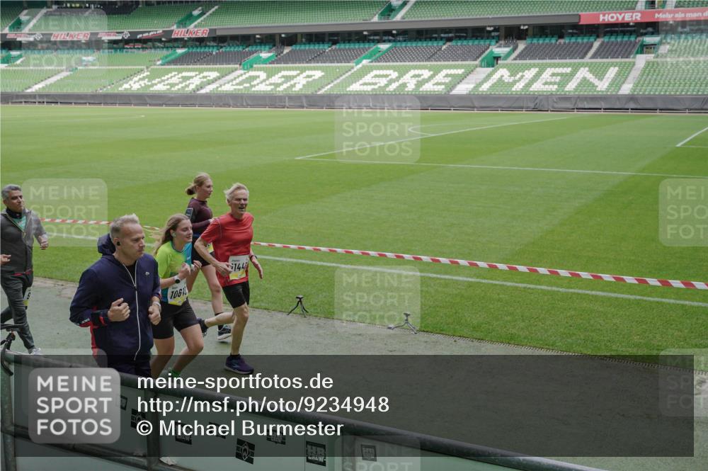05.10.2025 - 20. swb-Marathon Bremen Michael Burmester http://msf.ph/oto/9234948 05.10.2025 10:32:17 Laufen im Stadion 7165, 7193, 8118, 8326, 8333, 8888, 9176, 9226, 9238, 9256, 9268, 9284, 9313, 9415, 9427, 9436, 9439, 9456, 9514, 9517, 9581, 9621, 9701, 9776, 9807, 9830, 9834, 9868, 9871, 9956, 9957, 9985, 10019, 10020, 10029, 10038, 10046, 10057, 10064, 10075, 10128, 10206, 10215, 10226, 10242, 10262, 10296, 10310, 10327, 10335, 10369, 10385, 10388, 10416, 10460, 10468, 10487, 10616, 10662, 10719, 10785, 7251, 9004, 9172, 9196, 9252, 9287, 9337, 9457, 9506, 9903, 10014, 10222 meine-sportfotos.de