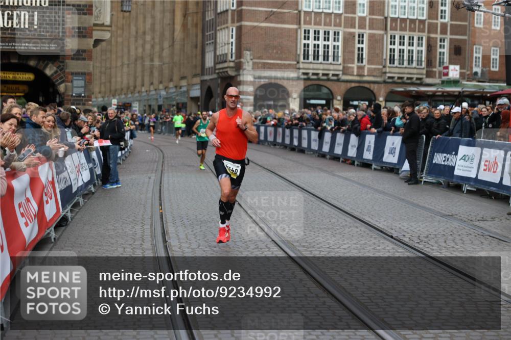 05.10.2025 - 20. swb-Marathon Bremen Yannick Fuchs http://msf.ph/oto/9234992 05.10.2025 10:35:30 Ziel 9336, 9340 meine-sportfotos.de