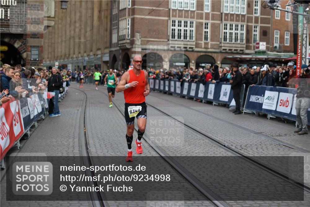 05.10.2025 - 20. swb-Marathon Bremen Yannick Fuchs http://msf.ph/oto/9234998 05.10.2025 10:35:30 Ziel 9336, 9340 meine-sportfotos.de