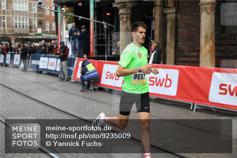 05.10.2025 - 20. swb-Marathon Bremen Yannick Fuchs http://msf.ph/oto/9235009 05.10.2025 10:35:41 Ziel 9697, 10538, 11341 meine-sportfotos.de