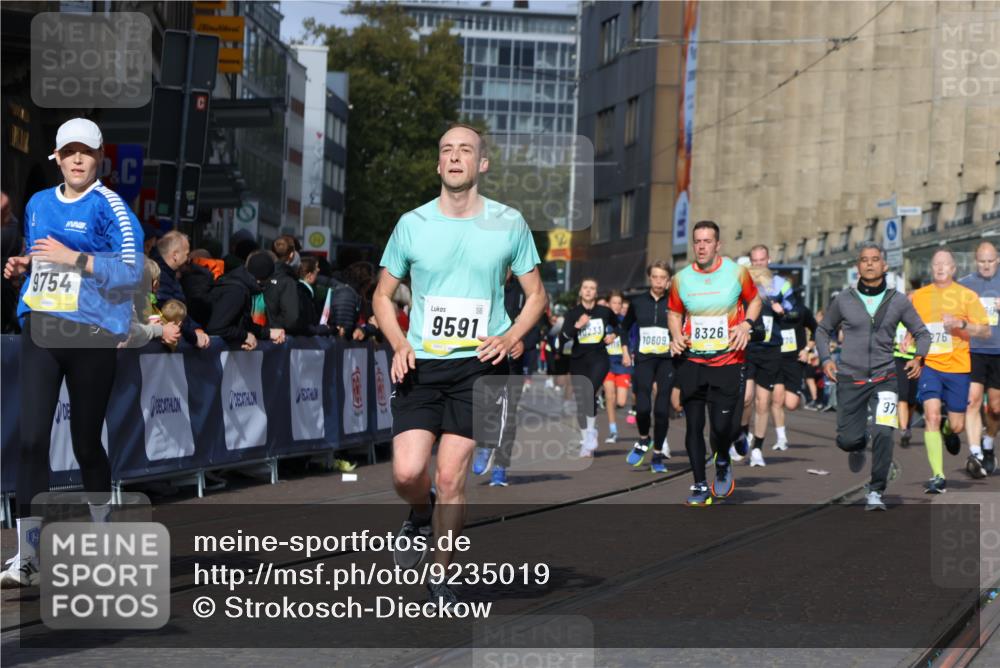 05.10.2025 - 20. swb-Marathon Bremen Strokosch-Dieckow http://msf.ph/oto/9235019 05.10.2025 10:54:44 Ziel 8326, 9282, 9295, 9436, 9560, 9591, 9754, 9776, 10007, 10024, 10232, 10233, 10487, 10770, 11163, 11276 meine-sportfotos.de