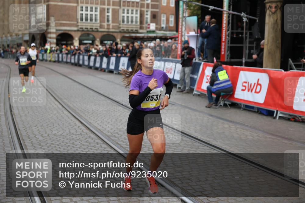05.10.2025 - 20. swb-Marathon Bremen Yannick Fuchs http://msf.ph/oto/9235020 05.10.2025 10:35:42 Ziel 9697, 10538, 11341 meine-sportfotos.de