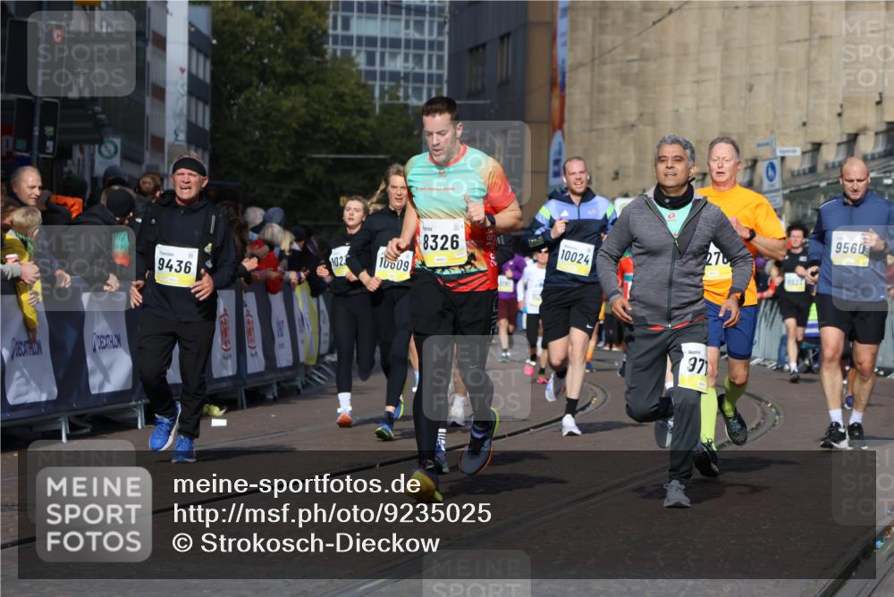 05.10.2025 - 20. swb-Marathon Bremen Strokosch-Dieckow http://msf.ph/oto/9235025 05.10.2025 10:54:46 Ziel 8326, 9282, 9295, 9436, 9560, 9591, 9754, 9776, 10007, 10024, 10232, 10233, 10487, 10609, 10770, 11163, 11276, 11373 meine-sportfotos.de