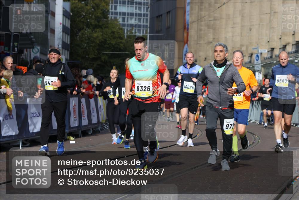 05.10.2025 - 20. swb-Marathon Bremen Strokosch-Dieckow http://msf.ph/oto/9235037 05.10.2025 10:54:46 Ziel 8326, 9282, 9295, 9436, 9560, 9591, 9754, 9776, 10007, 10024, 10232, 10233, 10487, 10609, 10770, 11163, 11276, 11373 meine-sportfotos.de