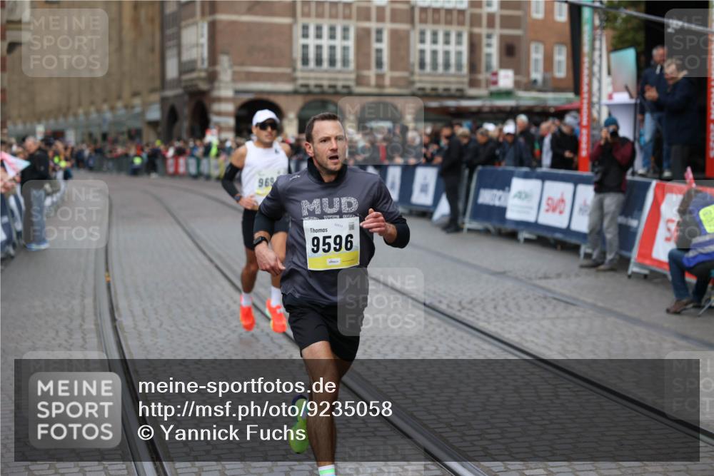 05.10.2025 - 20. swb-Marathon Bremen Yannick Fuchs http://msf.ph/oto/9235058 05.10.2025 10:35:44 Ziel 9596, 9697, 10538 meine-sportfotos.de