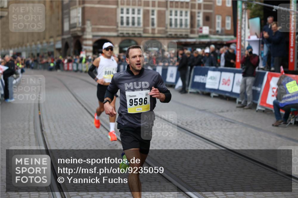 05.10.2025 - 20. swb-Marathon Bremen Yannick Fuchs http://msf.ph/oto/9235059 05.10.2025 10:35:44 Ziel 9596, 9697, 10538 meine-sportfotos.de