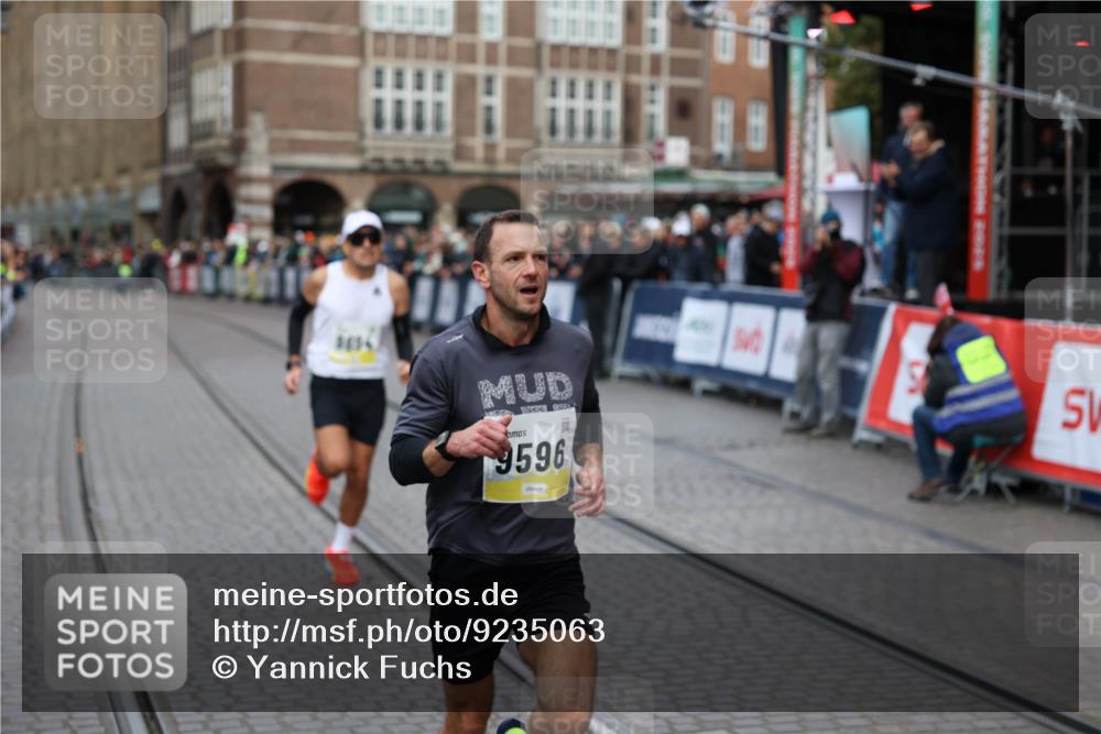 05.10.2025 - 20. swb-Marathon Bremen Yannick Fuchs http://msf.ph/oto/9235063 05.10.2025 10:35:45 Ziel 9596, 9697, 10538 meine-sportfotos.de