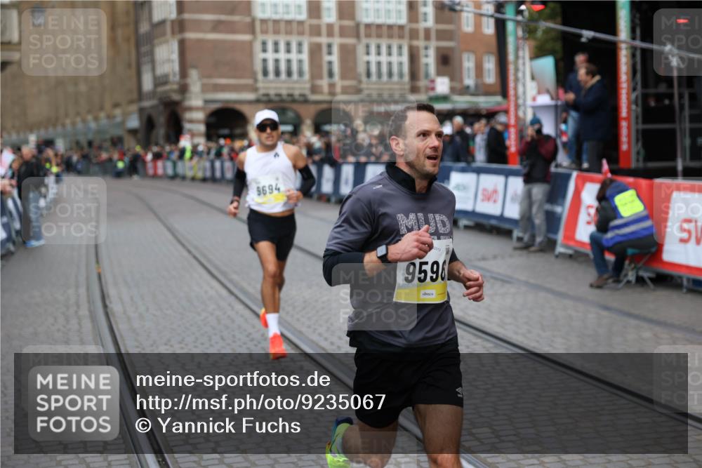 05.10.2025 - 20. swb-Marathon Bremen Yannick Fuchs http://msf.ph/oto/9235067 05.10.2025 10:35:45 Ziel 9596, 9697, 10538 meine-sportfotos.de