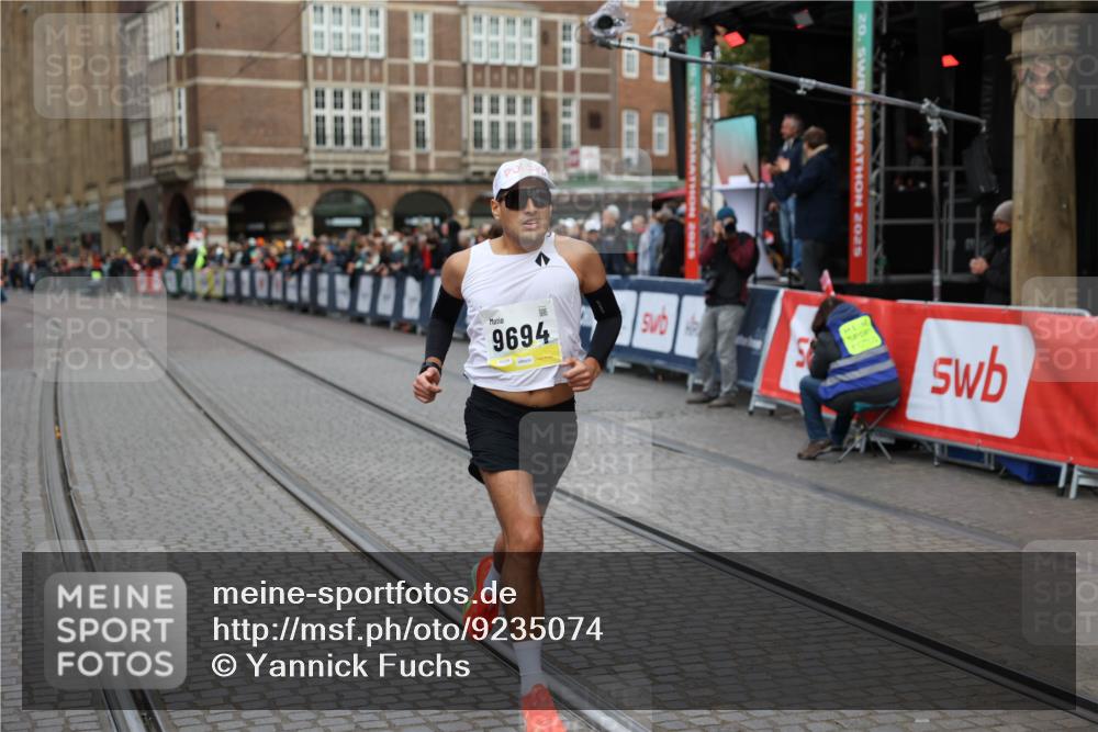 05.10.2025 - 20. swb-Marathon Bremen Yannick Fuchs http://msf.ph/oto/9235074 05.10.2025 10:35:46 Ziel 9596, 9697, 10538 meine-sportfotos.de