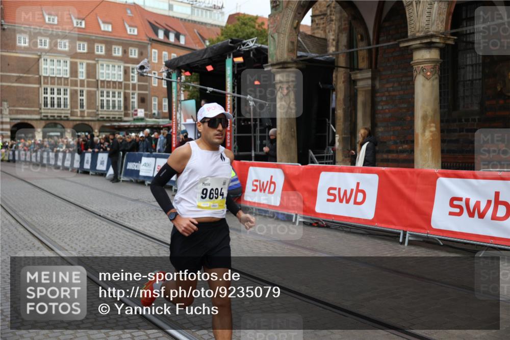 05.10.2025 - 20. swb-Marathon Bremen Yannick Fuchs http://msf.ph/oto/9235079 05.10.2025 10:35:46 Ziel 9596, 9697, 10538 meine-sportfotos.de