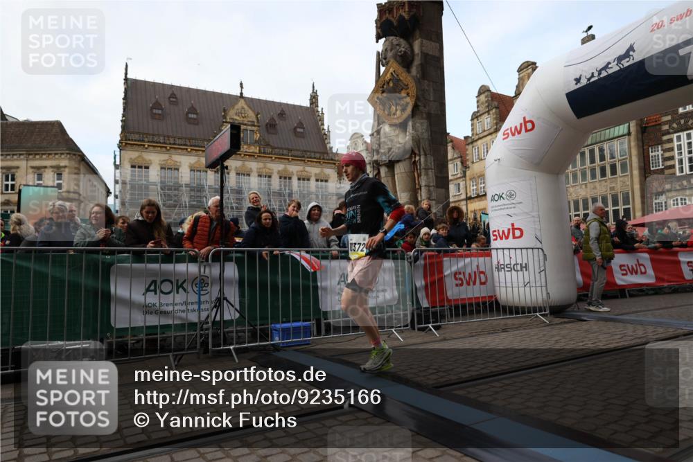 05.10.2025 - 20. swb-Marathon Bremen Yannick Fuchs http://msf.ph/oto/9235166 05.10.2025 10:36:02 Ziel 10372 meine-sportfotos.de