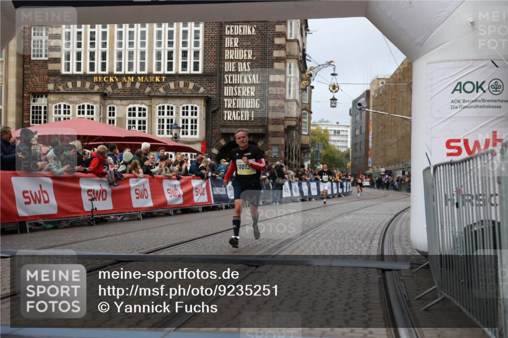 05.10.2025 - 20. swb-Marathon Bremen Yannick Fuchs http://msf.ph/oto/9235251 05.10.2025 10:36:28 Ziel 11013 meine-sportfotos.de