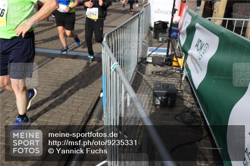05.10.2025 - 20. swb-Marathon Bremen Yannick Fuchs http://msf.ph/oto/9235331 05.10.2025 11:04:44 Ziel 8111, 9394, 9610, 9750, 9915, 10278, 10485, 10531, 10532, 10674, 10869, 10956, 11196, 11542, 11704 meine-sportfotos.de