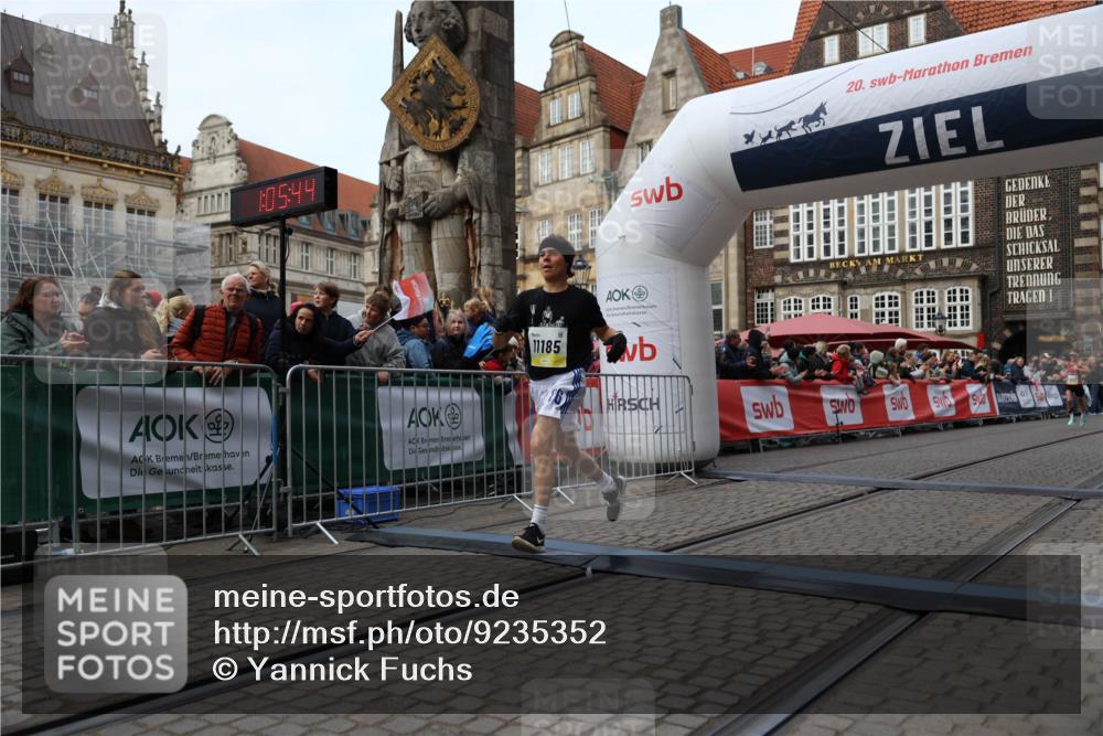 05.10.2025 - 20. swb-Marathon Bremen Yannick Fuchs http://msf.ph/oto/9235352 05.10.2025 10:36:33 Ziel 11013, 11185, 11687 meine-sportfotos.de