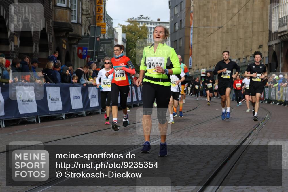 05.10.2025 - 20. swb-Marathon Bremen Strokosch-Dieckow http://msf.ph/oto/9235354 05.10.2025 10:54:56 Ziel 9427, 9475, 9570, 9791, 10231, 10609, 11320, 11373, 11470, 11507, 11523 meine-sportfotos.de