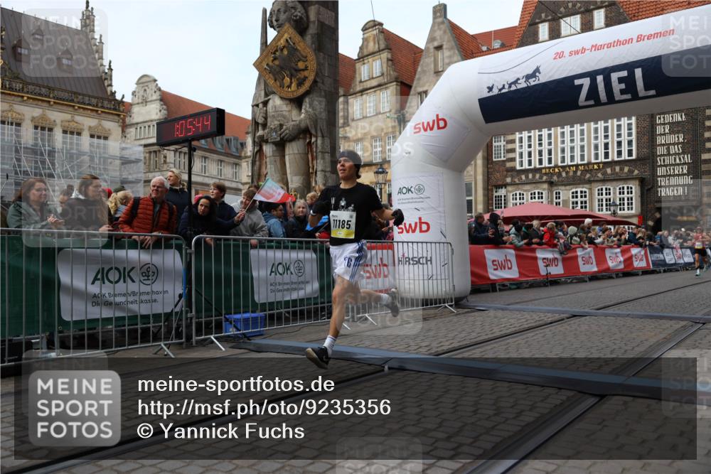 05.10.2025 - 20. swb-Marathon Bremen Yannick Fuchs http://msf.ph/oto/9235356 05.10.2025 10:36:33 Ziel 11013, 11185, 11687 meine-sportfotos.de