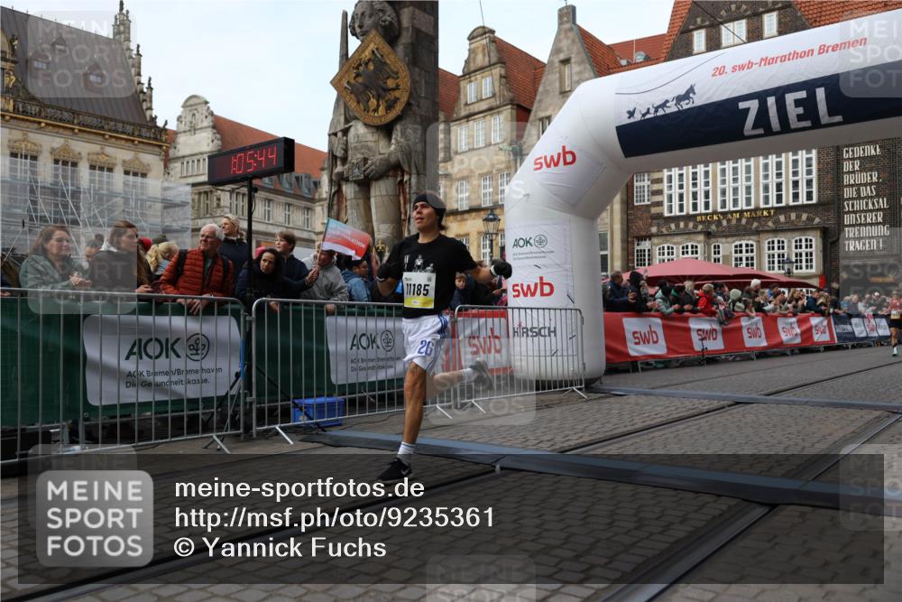 05.10.2025 - 20. swb-Marathon Bremen Yannick Fuchs http://msf.ph/oto/9235361 05.10.2025 10:36:33 Ziel 11013, 11185, 11687 meine-sportfotos.de