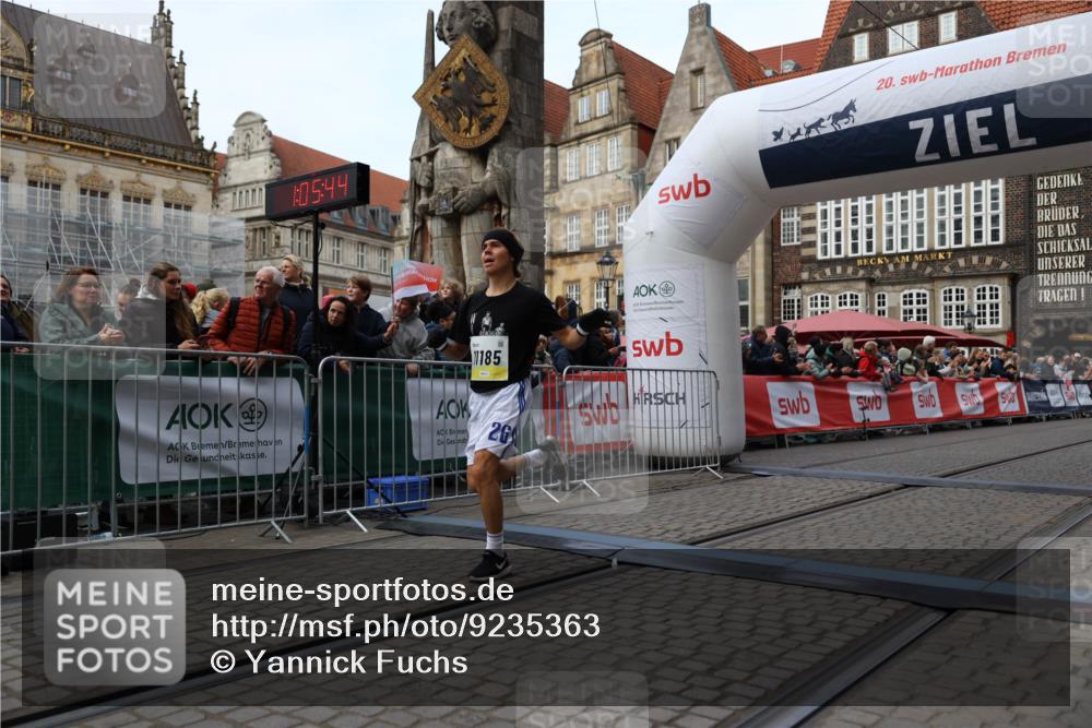 05.10.2025 - 20. swb-Marathon Bremen Yannick Fuchs http://msf.ph/oto/9235363 05.10.2025 10:36:33 Ziel 11013, 11185, 11687 meine-sportfotos.de