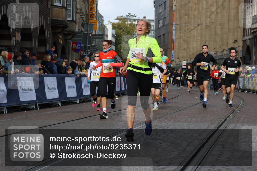05.10.2025 - 20. swb-Marathon Bremen Strokosch-Dieckow http://msf.ph/oto/9235371 05.10.2025 10:54:56 Ziel 9427, 9475, 9570, 9791, 10231, 10609, 11320, 11373, 11470, 11507, 11523 meine-sportfotos.de