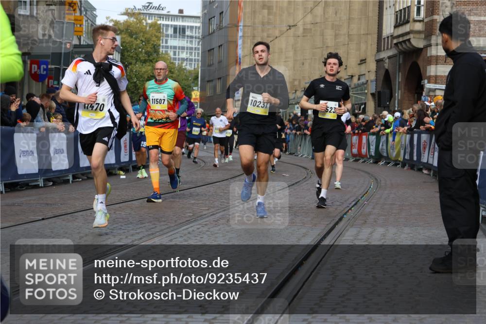 05.10.2025 - 20. swb-Marathon Bremen Strokosch-Dieckow http://msf.ph/oto/9235437 05.10.2025 10:54:57 Ziel 9427, 9475, 9570, 9791, 10231, 11320, 11363, 11470, 11507, 11523 meine-sportfotos.de