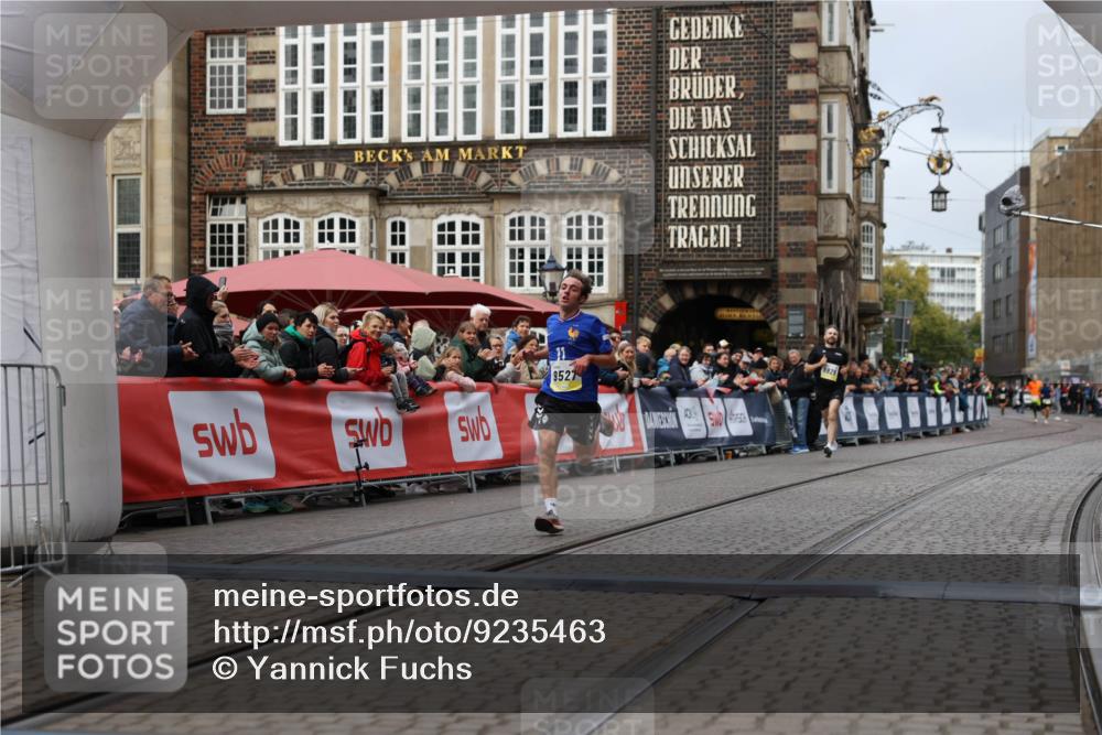 05.10.2025 - 20. swb-Marathon Bremen Yannick Fuchs http://msf.ph/oto/9235463 05.10.2025 10:36:41 Ziel 9527, 11687 meine-sportfotos.de
