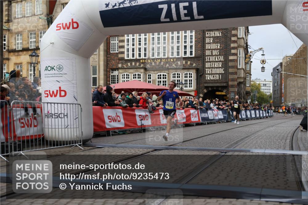 05.10.2025 - 20. swb-Marathon Bremen Yannick Fuchs http://msf.ph/oto/9235473 05.10.2025 10:36:42 Ziel 9527, 9829, 11687 meine-sportfotos.de