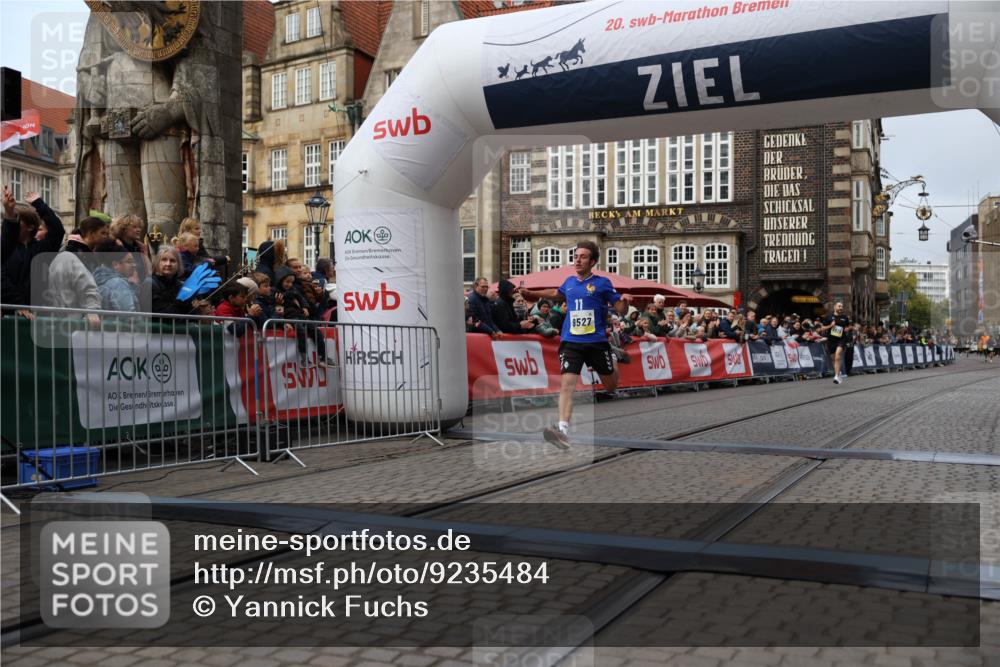 05.10.2025 - 20. swb-Marathon Bremen Yannick Fuchs http://msf.ph/oto/9235484 05.10.2025 10:36:42 Ziel 9527, 9829, 11687 meine-sportfotos.de