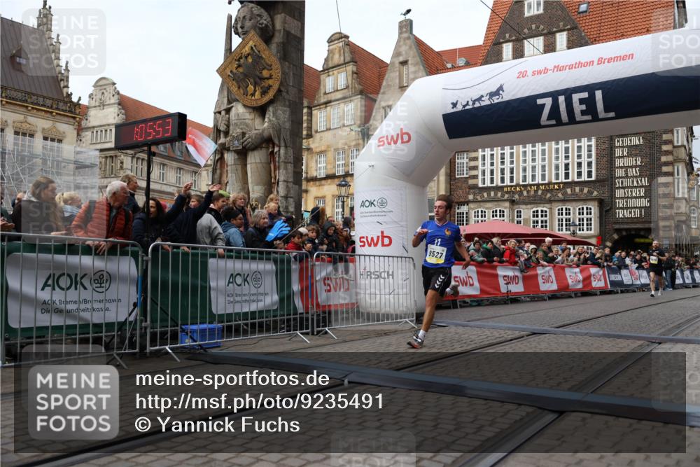 05.10.2025 - 20. swb-Marathon Bremen Yannick Fuchs http://msf.ph/oto/9235491 05.10.2025 10:36:42 Ziel 9527, 9829, 11687 meine-sportfotos.de